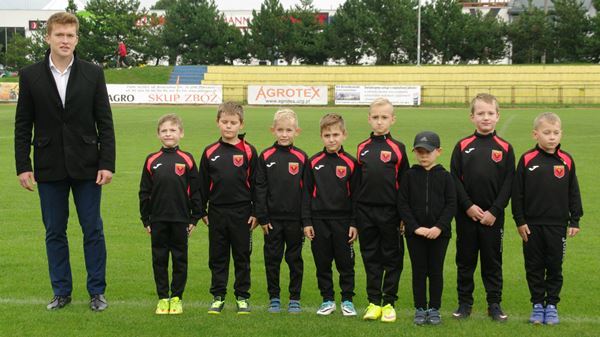 Zdjęcie grupowe młodych piłkarzy nożnych Viktorii Parczew