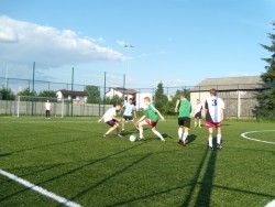 TURNIEJ ORLIK POLSKA - zdjęcie młodzieży grającej w piłkę nożną