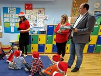 Zastępca burmistrza Parczewa wręcza kolorowanki dzieciom z Publicznego Przedszkola nr 1 w Parczewie