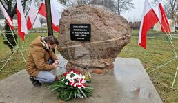 Burmistrz Parczewa składa wieńce i zapala symboliczne znicze pod pomnikami poświęconymi bohaterstwie powstańców